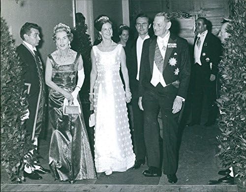 Vintage fotografija Margrethe i Henrika od Danske sa kraljem Fridrikom IX i Ingrid od Švedske.