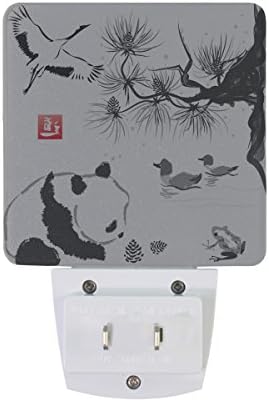Naanle Set od 2 Crno-bijela Panda medvjed kran ptica Borov konus kedar žaba patka tradicionalni kineski karakter mastilo slikarstvo Auto senzor LED sumrak do zore noćno svjetlo Plug in Indoor for Adults