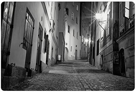 Ambesonne crno-bijela prostirka za kućne ljubimce za hranu i vodu, tamna Evropska uličica noću prazna ulica sa kaldrmom, pravougaona neklizajuća gumena prostirka za pse i mačke, crno-bijela