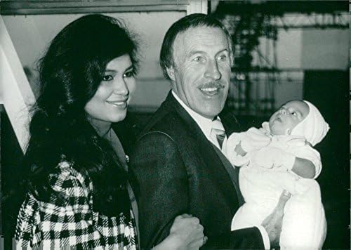 Vintage fotografija Bruce Forsyth zajedno sa suprugom Wilnelia Merced i novorođenog sina Jonathan Joseph Forsyth