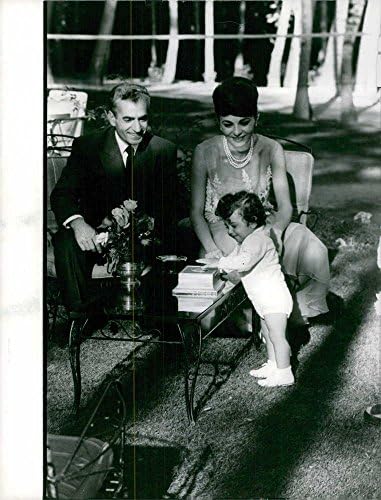 Vintage fotografija Mohammada Reza Shah Pahlavija sa suprugom i sinom.