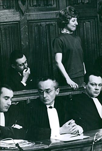 Vintage fotografija fotografije zloglasnog suđenja bračnom paru Vandeput-Coipel, Suzanne Coipel koja stoji i gleda prema sudnici, 1962.