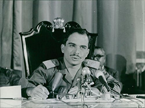 Vintage fotografija kralja Huseina na konferenciji za novinare o Šestodnevnom ratu.