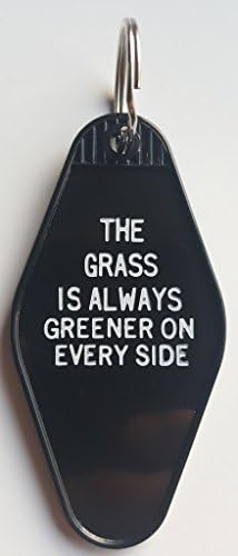 Cuesta Verde Realty Poltergeist inspirisan Key Tag trava je uvijek zelenija sa svake strane crno / bijelo
